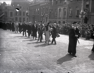 100031 Afbeelding van onder meer Prinses Juliana en Prins Bernhard op het Domplein te Utrecht ter gelegenheid van de ...